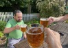 Na zdraví! Pozor, nejedná se o džus, ale o "čerstvě" natočené pivo..