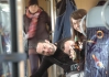 Brůdži má dlouhou selfie tyč