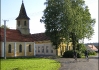 Vlevo kostel, vpravo hospoda. Zajímalo by mě, jestli je v neděli ráno víc narváno vlevo nebo vpravo ;)  