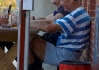 Místní plavčík - mladej klučina na limče..