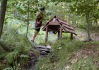 Hele, není tady hned vedle ta velká cesta?