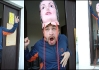 Bruggi se po pár pivech mění v několikahlavou saň, dveře mu byly malý..