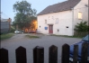Koukám, že za rohem taky krilujou... Tady to žije... Samá párty..