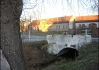 Kluky ještě do hospody nepustí, tak chytaj lelky na místním mostě.. No, mostě.. to jsem si trošku zapřeháněl.. (Mažice)  