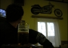 Vpravo nad oknem - moped, vlevo nad Kernísem Drákula!!!  Pivo nepivo, poprvé se přítomnost zaptuné televize stalo na etapě plus!  